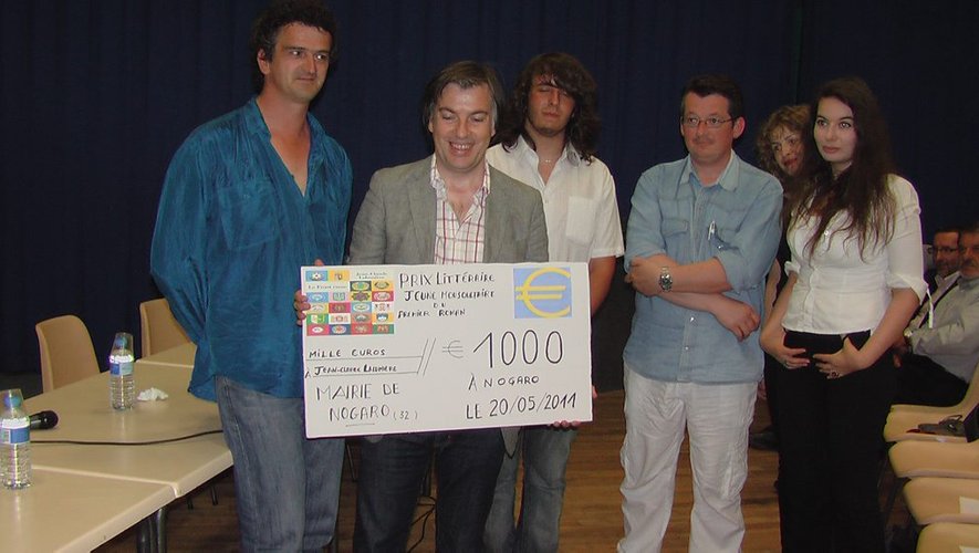 Photo de Jean-Claude Lalumière avec son chèque de 1000€, entouré des auteurs invités en 2011.